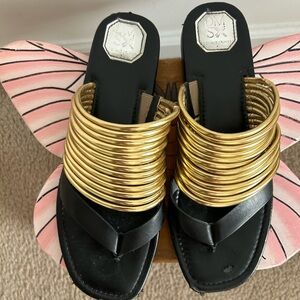 Donald J. Pliner Women's Sandals in Black and Gold